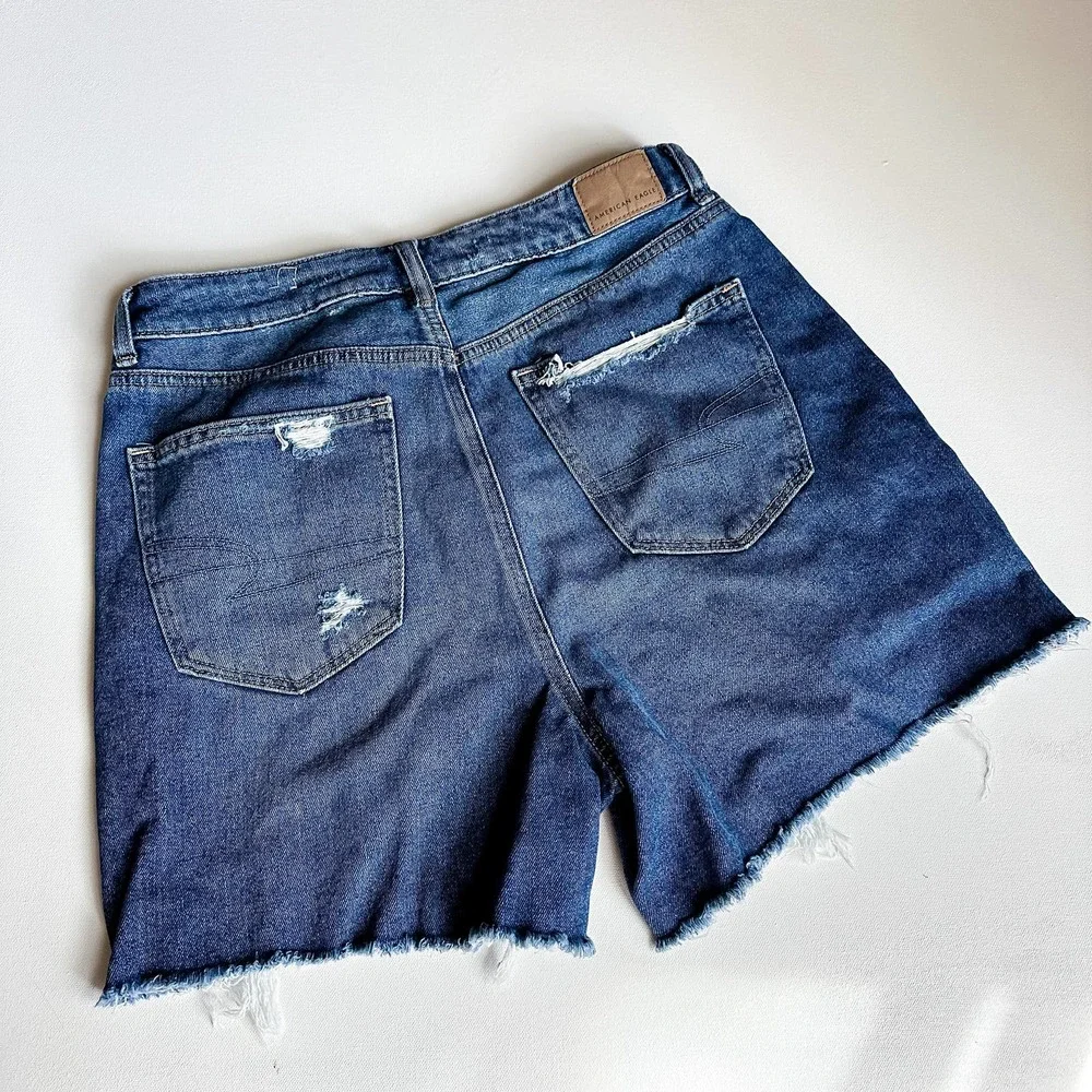 American Eagle High Rise Relaxed Mom Short Distressed Cutoff (size 8) - Picture 3 of 5